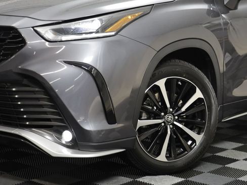 Used 2022 Toyota Highlander XSE AWD/4WD image 3