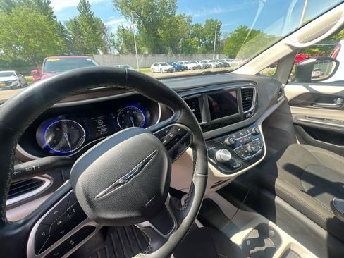 Used 2020 Chrysler Voyager LX w/ Cold Weather Group FWD image 7