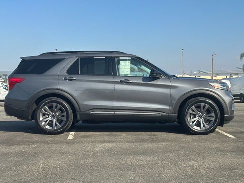 Certified 2022 Ford Explorer XLT w/ Equipment Group 202A image 3