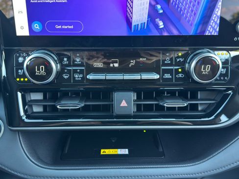 Used 2025 Toyota Highlander Limited image 29