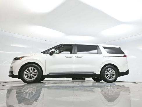 Used 2024 Kia Carnival LX image 7
