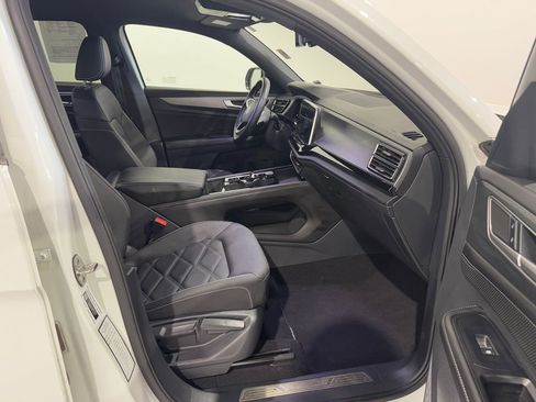 Used 2025 Volkswagen Atlas Cross Sport SE AWD/4WD image 23