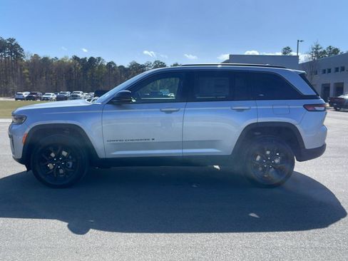 New 2026 Jeep Grand Cherokee Altitude image 4