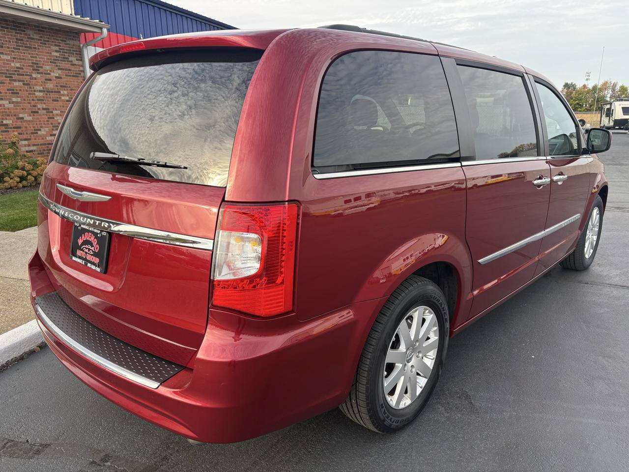 Used 2016 Chrysler Town & Country Touring w/ Driver Convenience Group FWD image 3