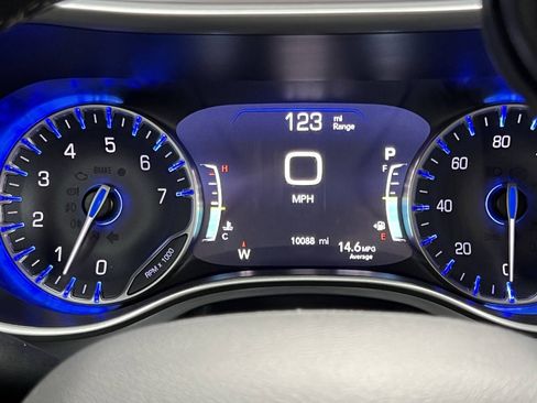 Used 2023 Chrysler Pacifica Touring-L w/ Uconnect Theater Family Group FWD image 30