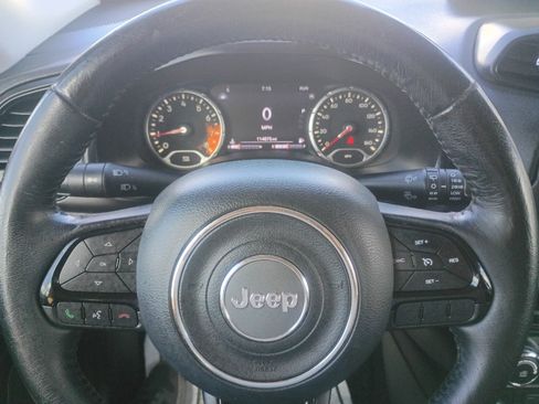 Used 2017 Jeep Renegade Latitude AWD/4WD image 16