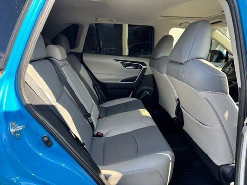 Used 2021 Toyota RAV4 XLE Premium image 12