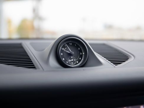 Certified 2025 Porsche Macan image 14