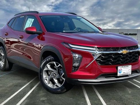 Used 2025 Chevrolet Trax LT w/ LT Convenience Package FWD image 12