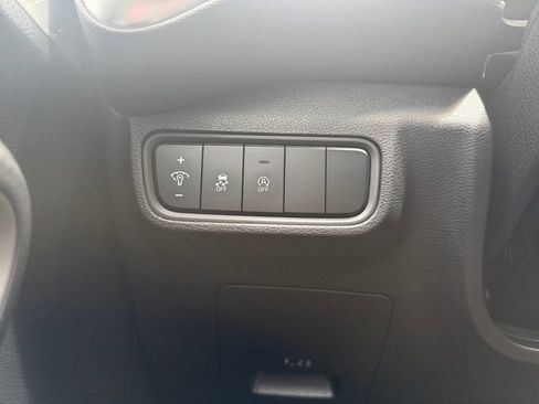 Used 2025 Kia Soul LX w/ LX Technology Package FWD image 25