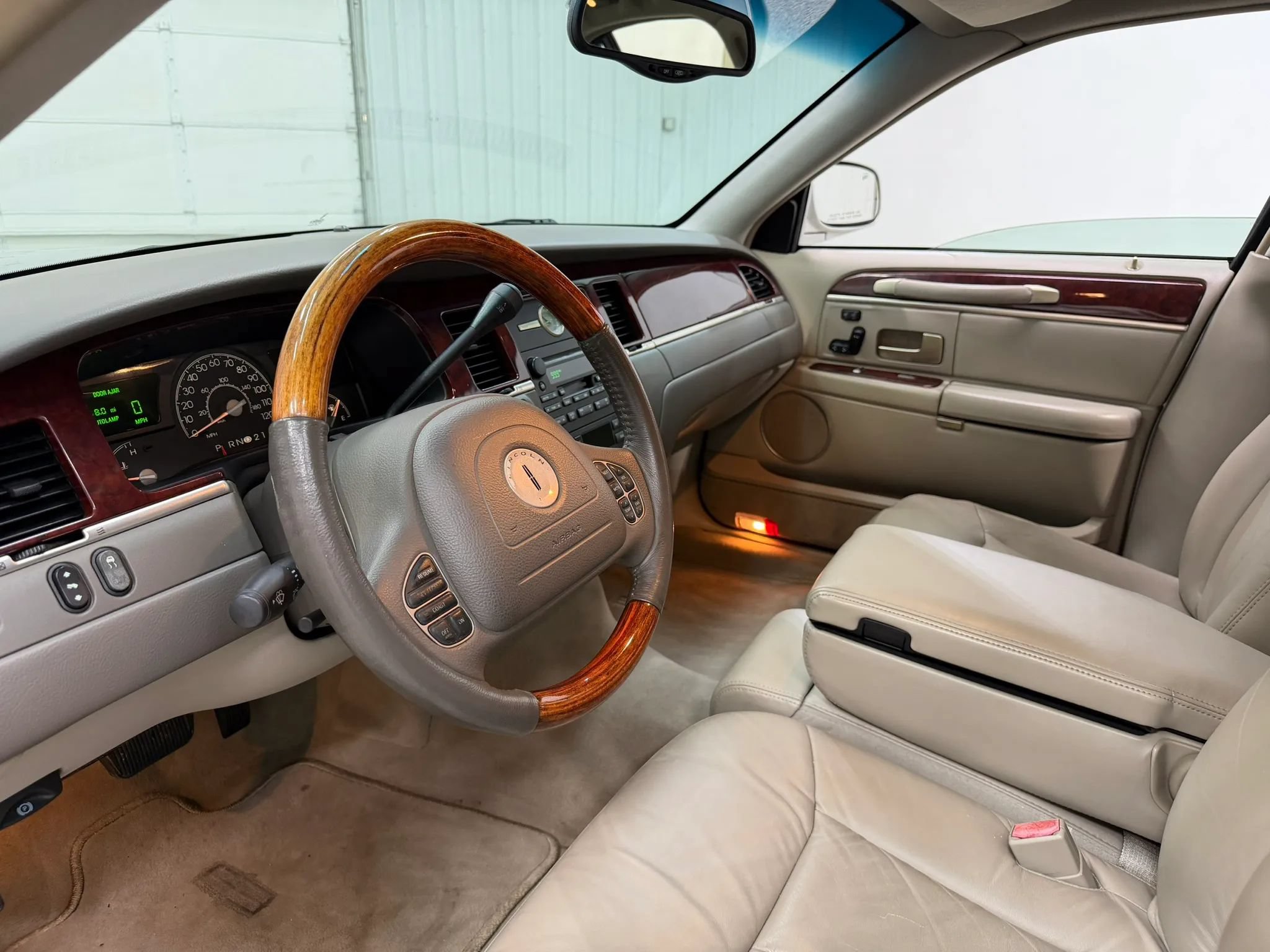 Used 2004 Lincoln Town Car Ultimate RWD image 12