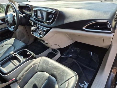 Used 2018 Chrysler Pacifica Touring-L FWD image 21