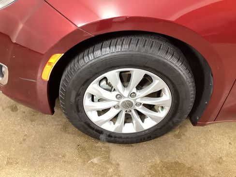 Used 2017 Chrysler Pacifica Touring-L FWD image 34