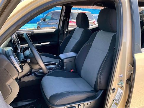 Used 2020 Toyota Tacoma TRD Sport w/ Technology Package AWD/4WD image 8