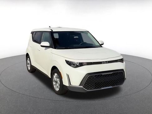 Used 2025 Kia Soul LX w/ LX Technology Package FWD image 3