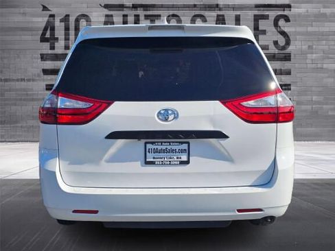 Used 2019 Toyota Sienna L w/ Carpet Mat Package FWD image 4
