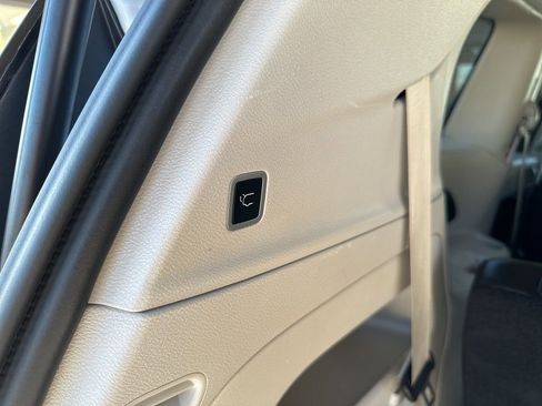 Used 2024 Chrysler Pacifica Touring-L FWD image 19
