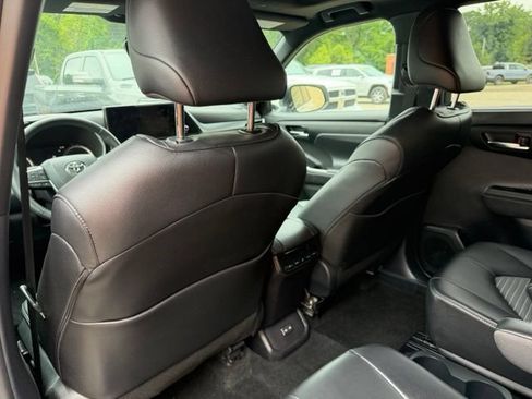 Used 2024 Toyota Highlander XSE AWD/4WD image 9