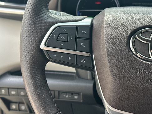 Used 2024 Toyota Sienna Platinum AWD/4WD image 18
