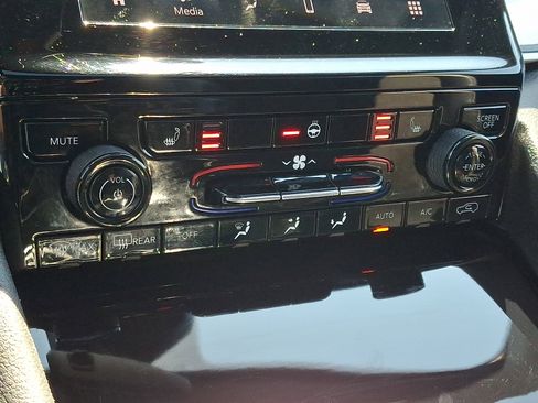 Used 2021 Jeep Grand Cherokee L Laredo image 17