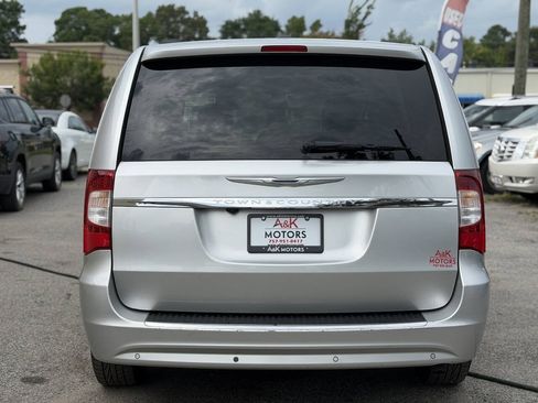 Used 2012 Chrysler Town & Country Touring-L w/ Entertainment Group #2 FWD image 7