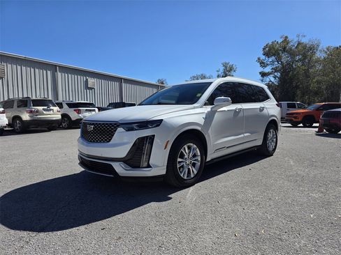 Used 2023 Cadillac XT6 Luxury image 2
