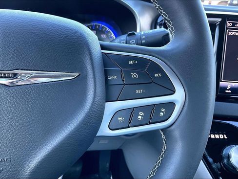 Used 2024 Chrysler Pacifica Touring-L image 17