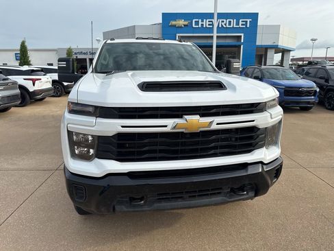 Used 2024 Chevrolet Silverado 2500 Custom w/ Custom Value Package image 2