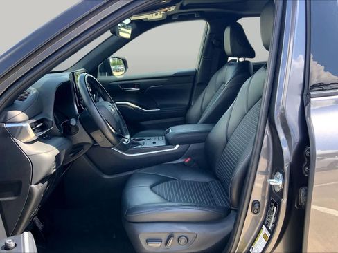 Used 2021 Toyota Highlander XSE FWD image 8