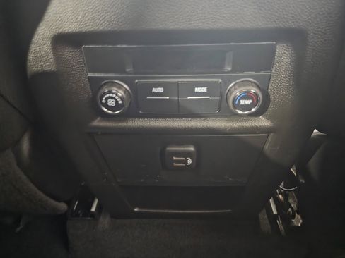 Used 2021 Chevrolet Traverse LT image 38