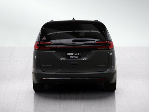 Used 2023 Chrysler Pacifica Limited FWD image 4