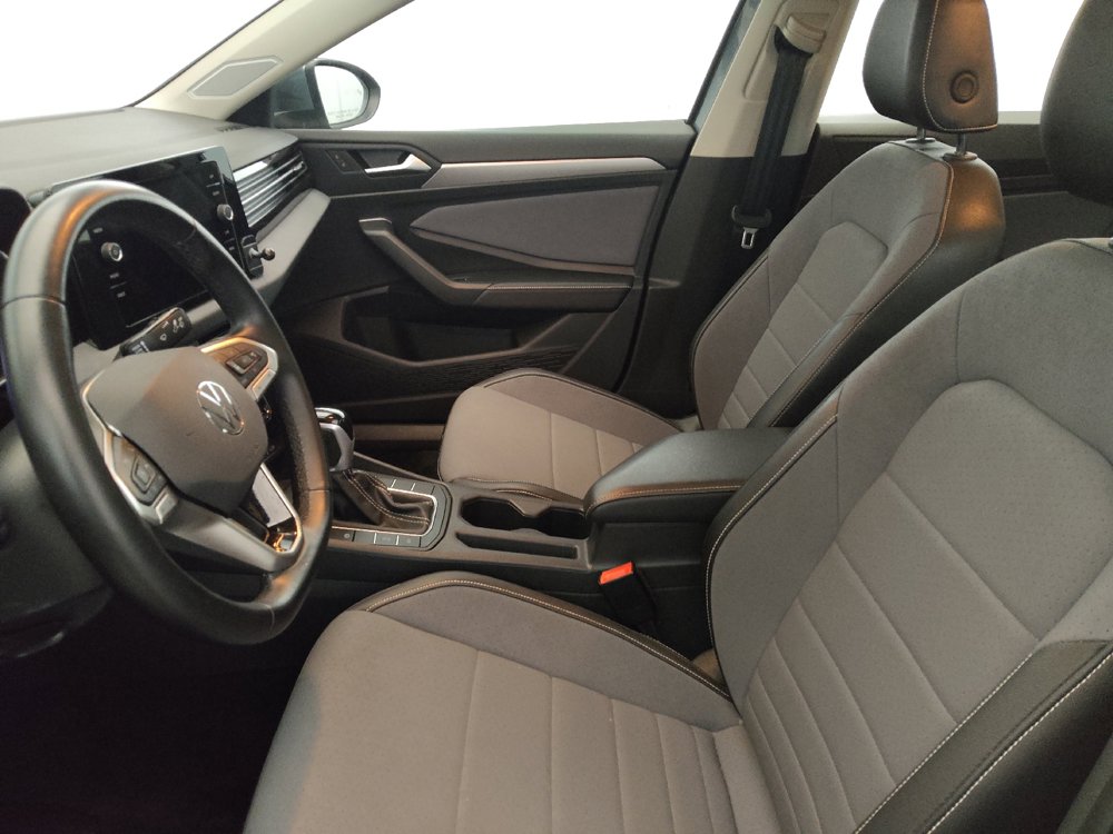 Used 2025 Volkswagen Jetta SE FWD image 17
