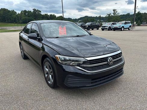 Used 2023 Volkswagen Jetta SE w/ Panoramic Sunroof Package FWD image 6