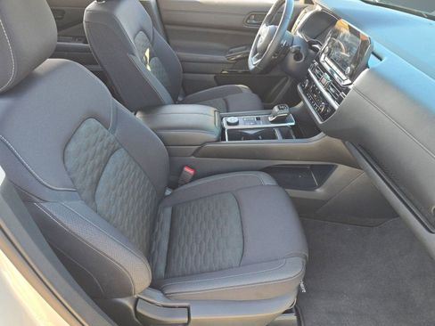 Used 2024 Nissan Pathfinder SV w/ SV Premium Package image 31