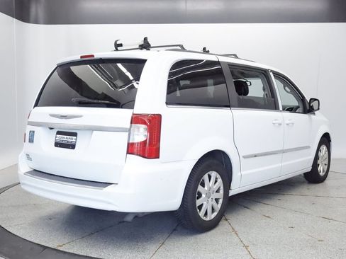 Used 2014 Chrysler Town & Country Touring FWD image 5