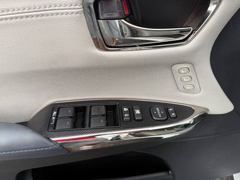 Used 2013 Toyota Avalon XLE Touring FWD image 17