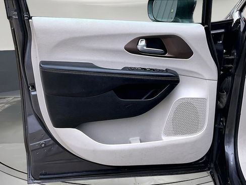Used 2018 Chrysler Pacifica Touring-L Plus FWD image 20