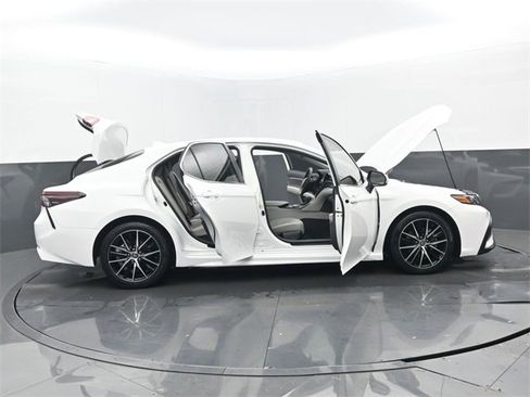 Used 2024 Toyota Camry SE image 31