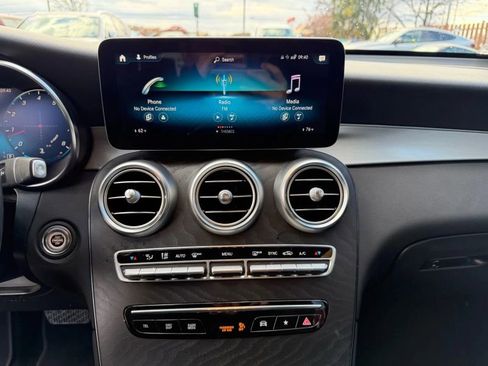 Used 2021 Mercedes-Benz GLC 300 4MATIC image 32