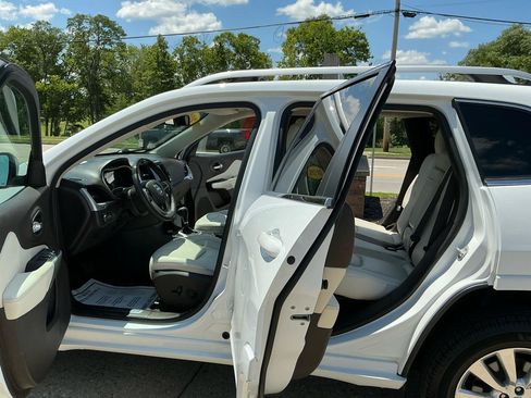 Used 2016 Jeep Cherokee Overland AWD/4WD image 9