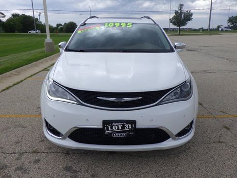 Used 2017 Chrysler Pacifica Limited FWD image 4