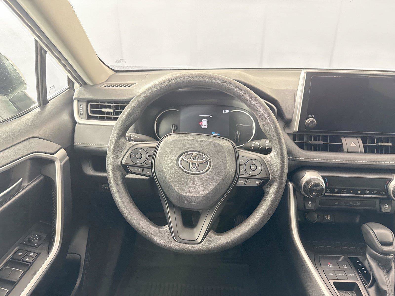Certified 2025 Toyota RAV4 XLE FWD image 31