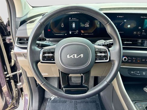Used 2025 Kia Carnival FWD image 11