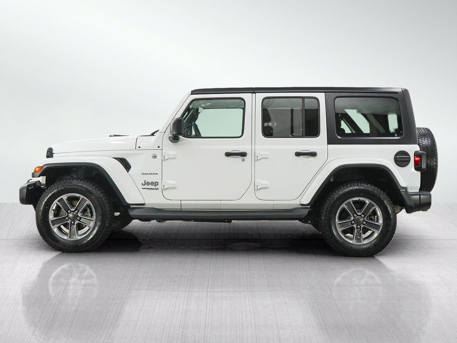 Used 2019 Jeep Wrangler Unlimited Sahara w/ Uconnect 4C Nav & Sound Group AWD/4WD image 2