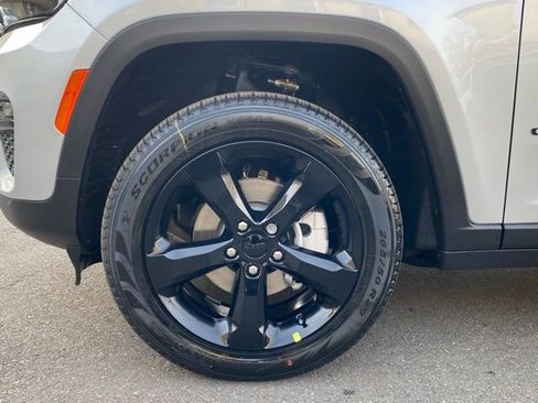 New 2025 Jeep Grand Cherokee Limited w/ Black Appearance Package image 17