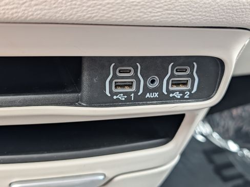 Used 2024 Chrysler Pacifica Limited FWD image 33