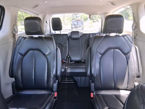 Used 2023 Chrysler Pacifica Touring-L FWD image 18