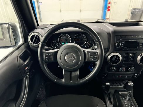 Used 2017 Jeep Wrangler Unlimited Sahara w/ Connectivity Group AWD/4WD image 11