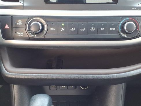 Used 2019 Toyota Highlander LE image 19