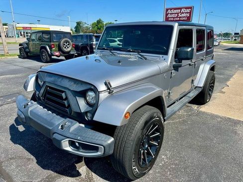 Used 2018 Jeep Wrangler Unlimited Sahara AWD/4WD image 4